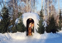 В томской епархии РПЦ уточнили, что в 2025 году силами настоятеля и прихожан во дворе Петропавловской церкви установлен каркасный вертеп