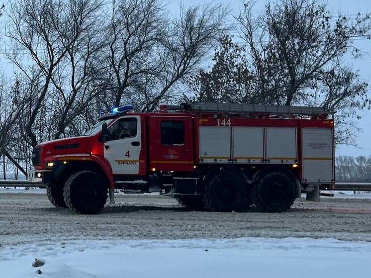 В алтайском селе глубокой ночью вспыхнули баня, гараж и автомобиль