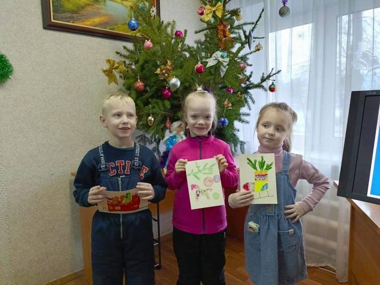 Праздничные открытки рисовали в библиотеке Серпухова