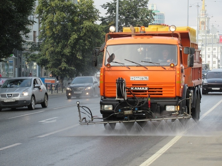 В Екатеринбурге КАМАЗ протащил легковушку после столкновения