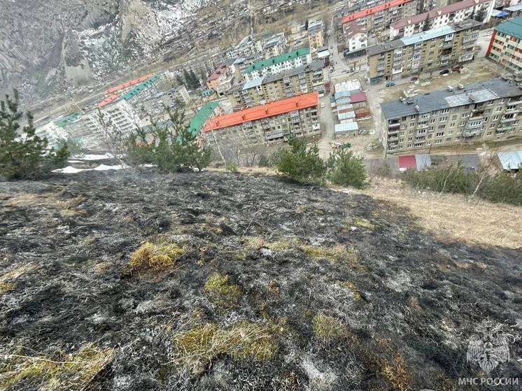 В Тырныаузе в КБР из-за ветра произошло повторное возгорание на склоне горы