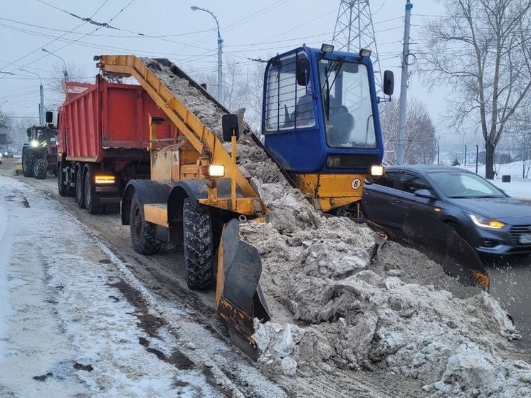 В Иркутске продолжается круглосуточная уборка снега