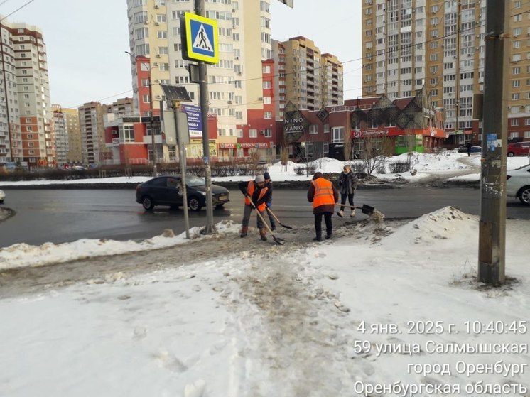 В Оренбурге ночью 4 января снег чистили 33 машины