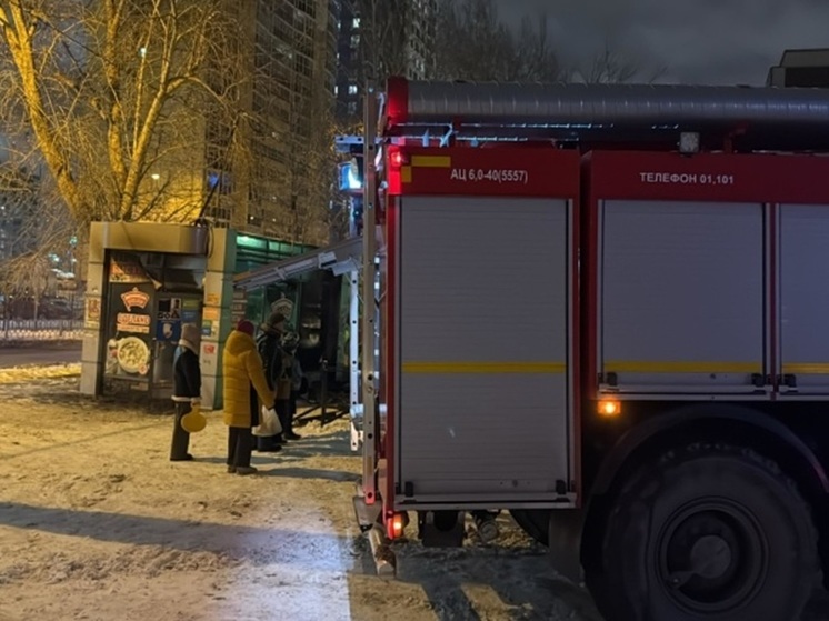 Торговый павильон вспыхнул в Екатеринбурге