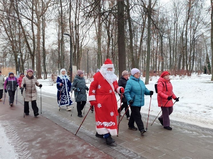 В Серпухове продолжают заниматься скандинавской ходьбой