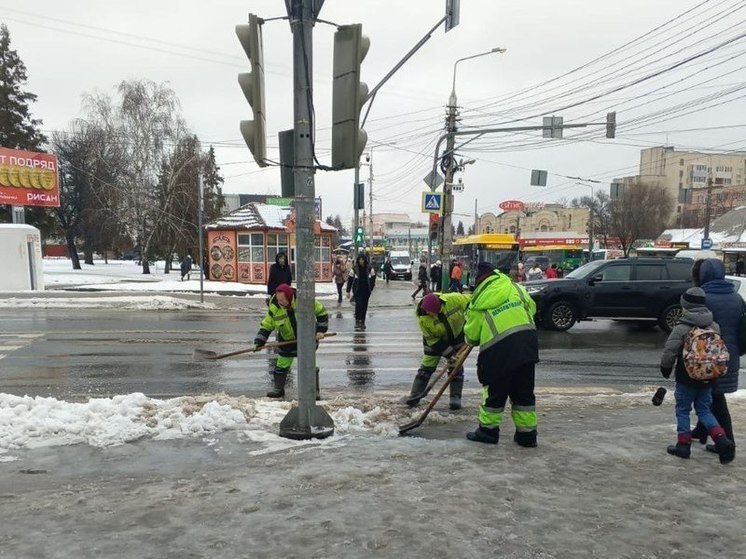 В Пензе продолжаются работы по уборке снега