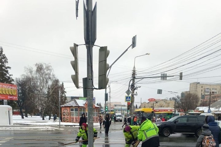 В Пензе продолжаются работы по уборке снега