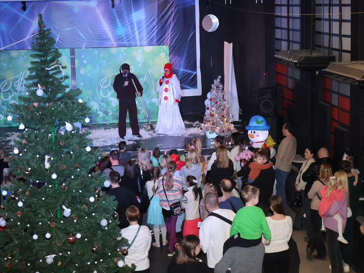 В «Губернском» прошли новогодние хороводы у ёлки для самых маленьких