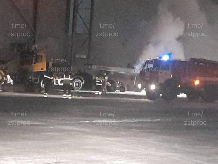 На перроне аэропорта в Красноярске загорелась машина по уборке снега