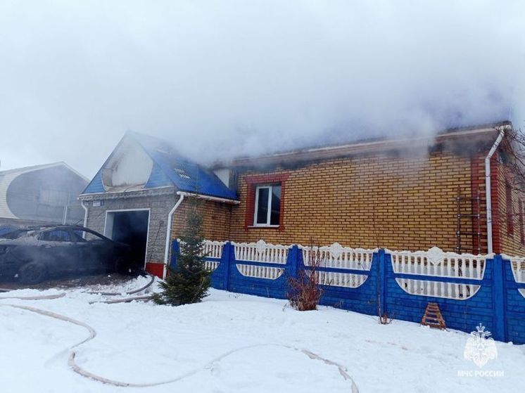 Пожарные Башкирии потушили загоревшуюся машину, гараж и дом