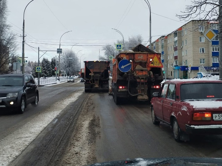 Дорожники Уварово активно устраняют последствия снегопада