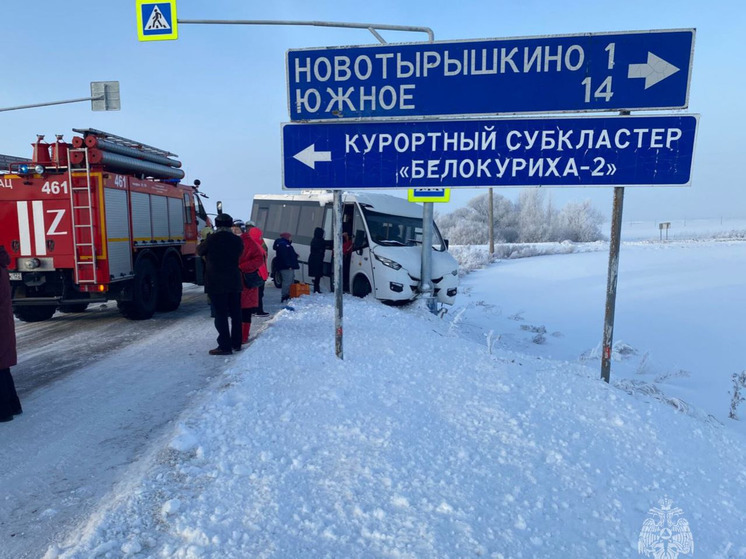 На дороге до Белокурихи водитель туристического автобуса не справился с управлением