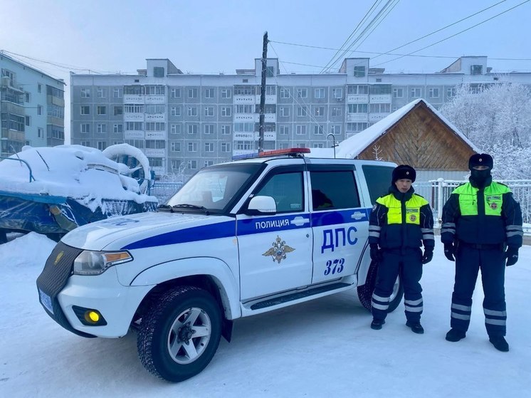 Инспекторы ДПС в Якутии помогли девушке в заглохшем на трассе автомобиле