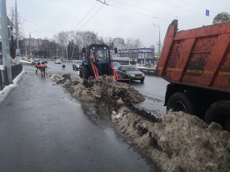 В Чебоксарах дорожные службы устраняют последствия снегопада