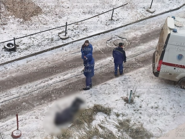 У многоэтажки в Твери лежал труп мужчины