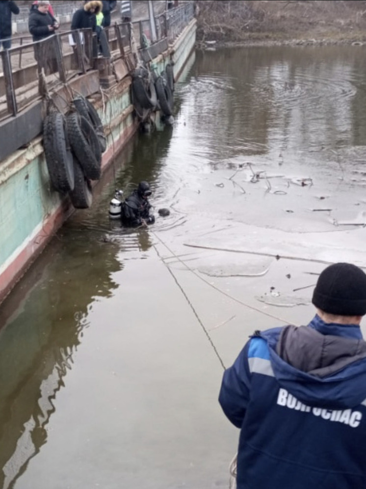 В Астраханской области из реки достали труп мужчины