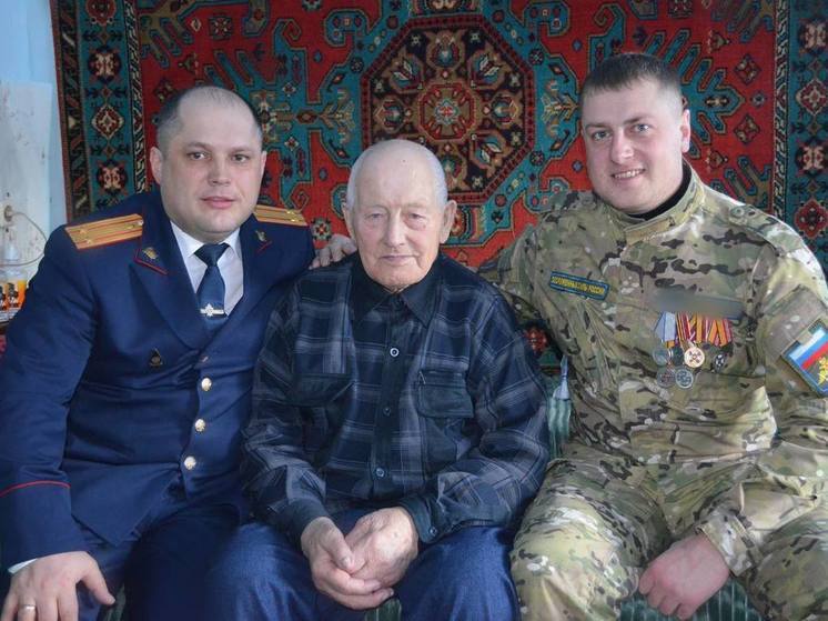 В Красноярском крае сотрудники следкома и участник СВО навестили 101-летнего ветерана