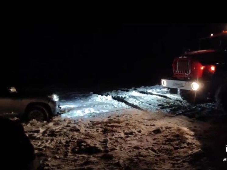 Машину с пятью пассажирами в Дагестане спасли из снежного плена