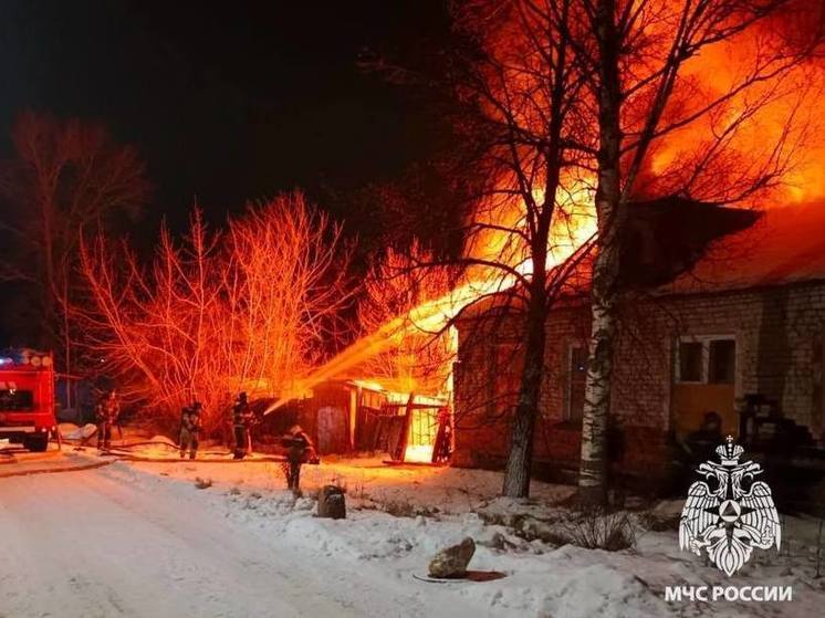 Из горящего дома в Кимрах спасли двух человек