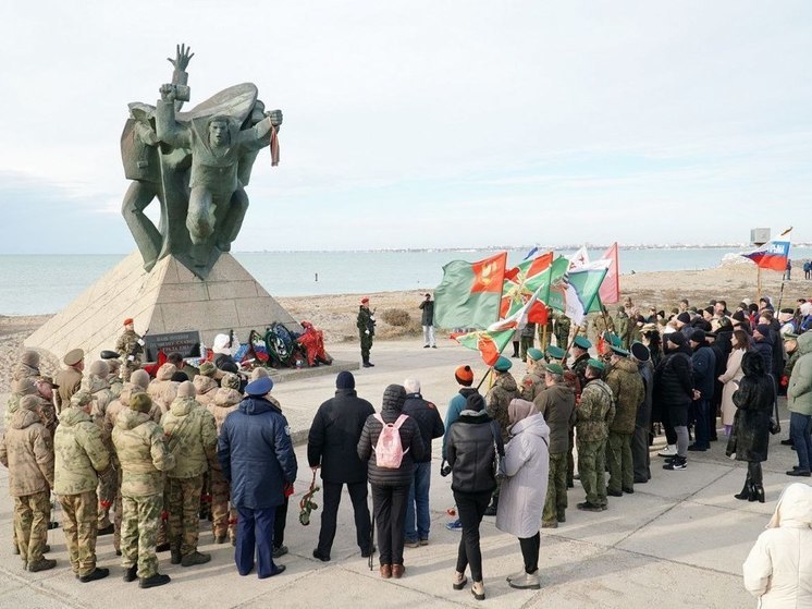 Крымчане почтили память погибших минутой молчания и возложили цветы к памятному знаку, установленному на месте высадки десанта на улице Революции. Также на набережной имени Валентины Терешковой состоялось открытие мемориальной доски в память о героях, совершивших высадку