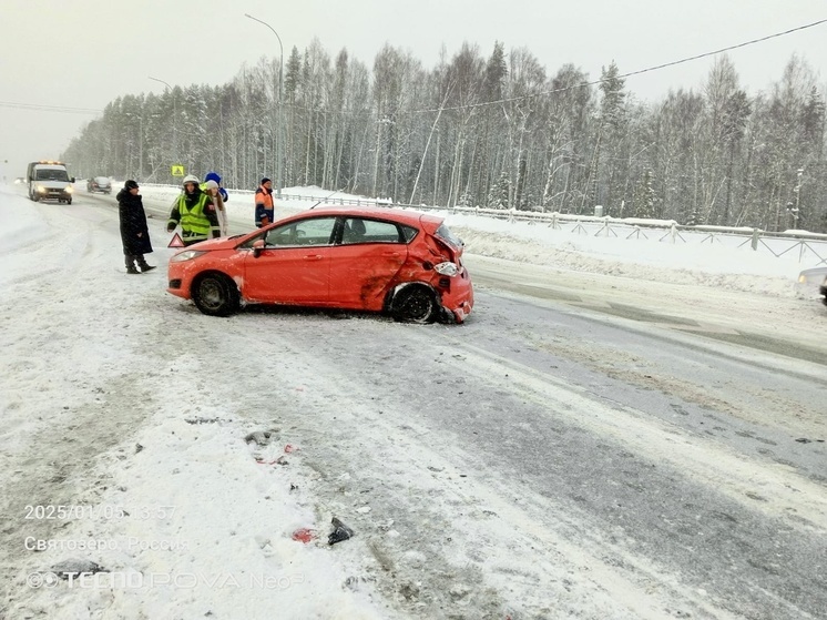 Два автомобиля столкнулись на трассе в Карелии