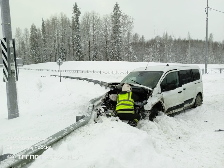 Два автомобиля столкнулись на трассе в Карелии