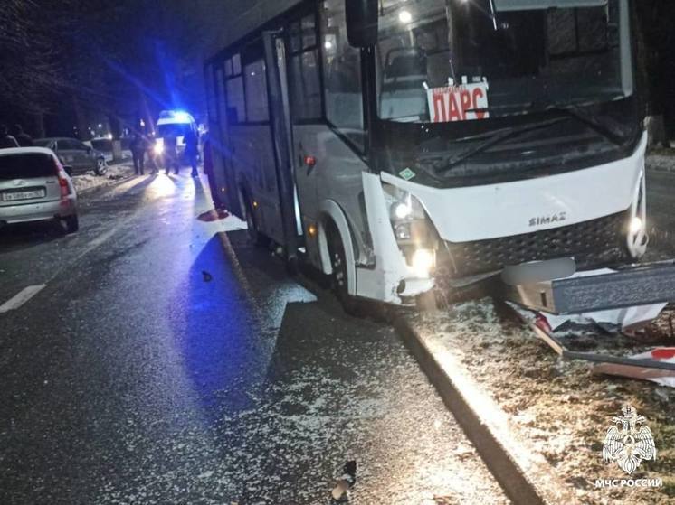 Во Владикавказе столкнулись две легковушки и рейсовый автобус