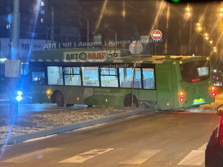 В Курске автобус угодил в огромный провал на улице Косухина