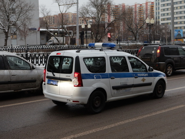 В Волгограде женщина врезалась в парковку у гипермаркета и перевернула машину депутата