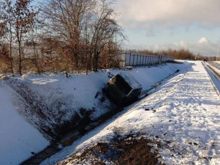 В Голубево пожарные вытаскивали водителя улетевшего в кювет микроавтобуса