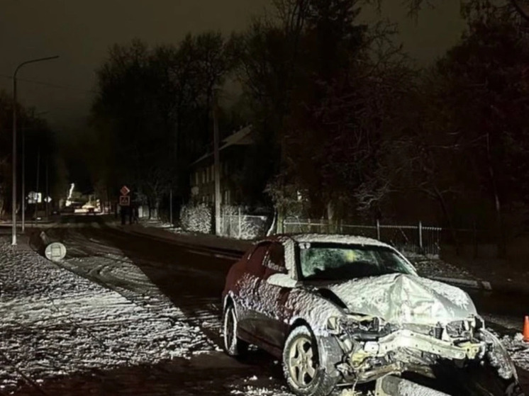 В Гусеве водитель «Опеля» протаранил дорожный столб