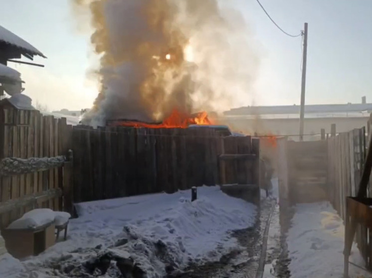 Деревянный дом загорелся в центре Читы