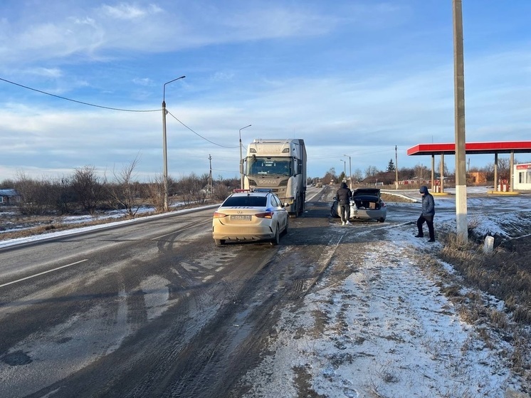 Под Тулой фура протаранила поворачивающую к АЗС "Хонду"