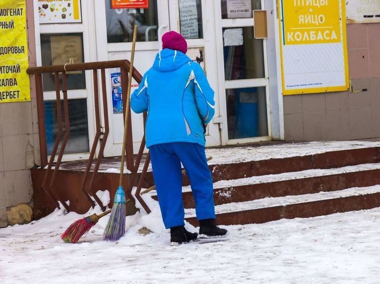  Челябинские дорожники бросили все силы на уборку тротуаров