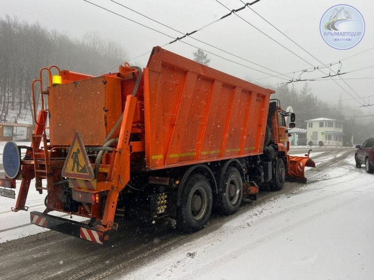 Дорожники Крыма круглосуточно дежурят из-за снега