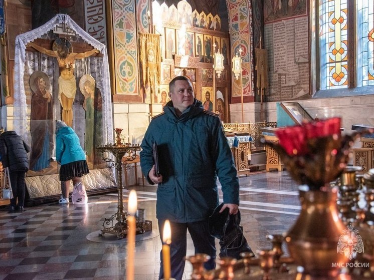 Сотрудники МЧС проверяют севастопольские храмы в канун Рождества