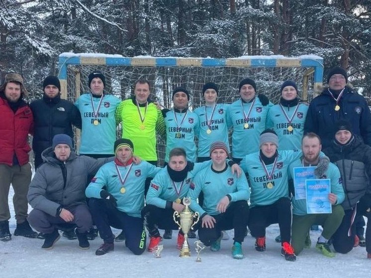 Спасатели из Приозерска стали первыми в борьбе за Кубок по футболу на снегу