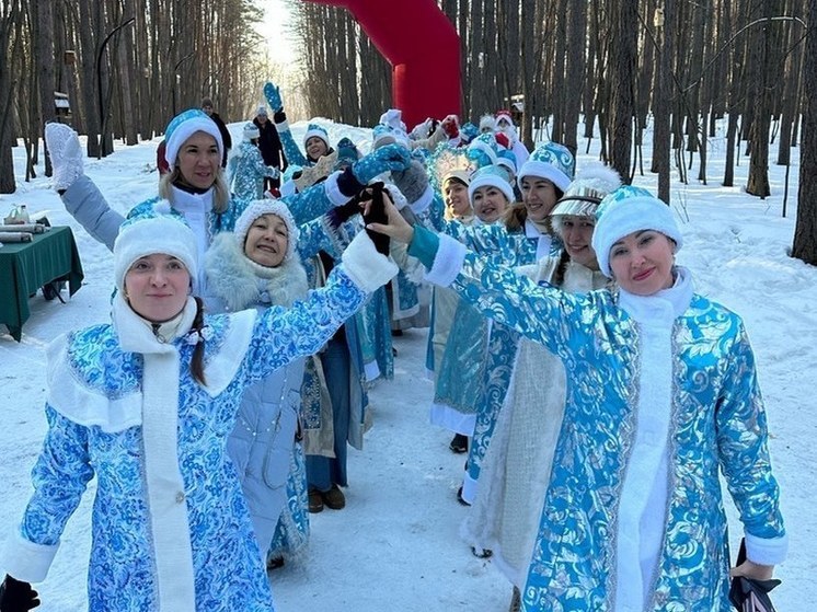 В Уфе Снегурочки устроили забег на 2 км