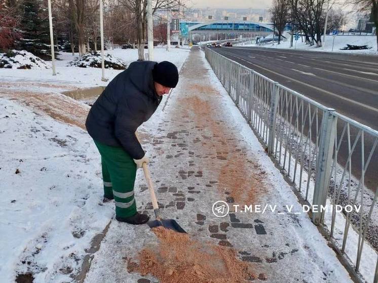 Почти 150 человек обрабатывают дороги Белгорода от наледи