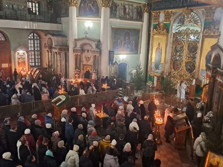 В Знаменском кафедральном соборе Курска идет Рождественская вечерняя служба