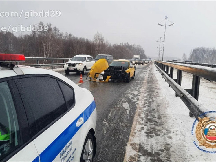 На Приморском кольце после аварии перекрыли часть трассы