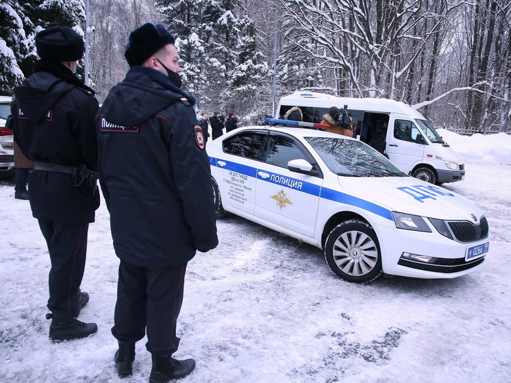 Пьяный мужчина разбил свою машину, влетел в столб и поцарапал чужое авто в Подольске