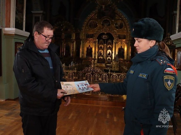 В канун Рождества представители МЧС Адыгеи посетили храмы и церкви