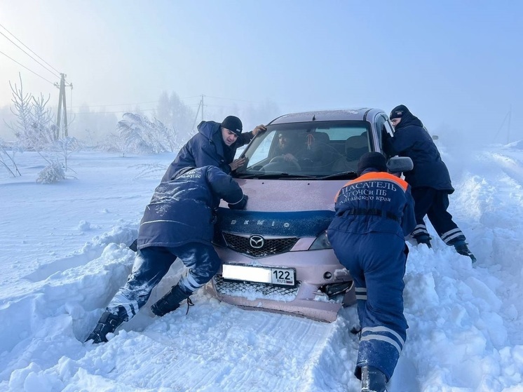 В Алтайском крае спасатели вызволили водителя из снежного плена