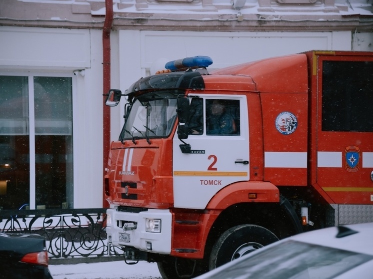 В Томске сгорела «Волга» в переулке Песочном