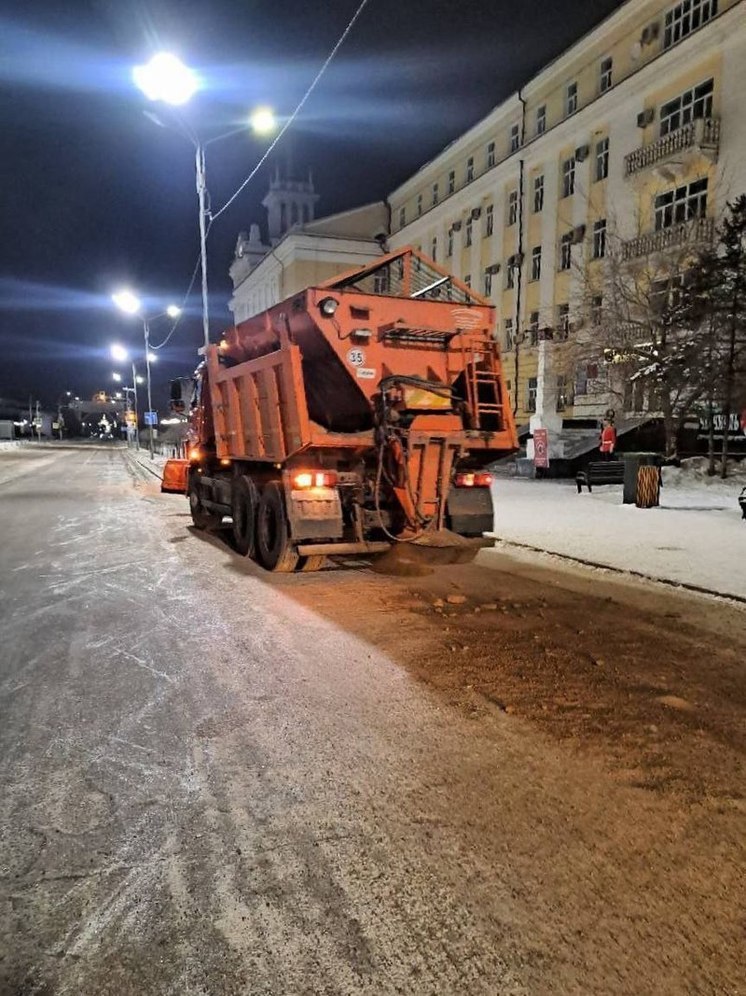 В Улан-Удэ сегодня убирают тротуары более 90 дворников