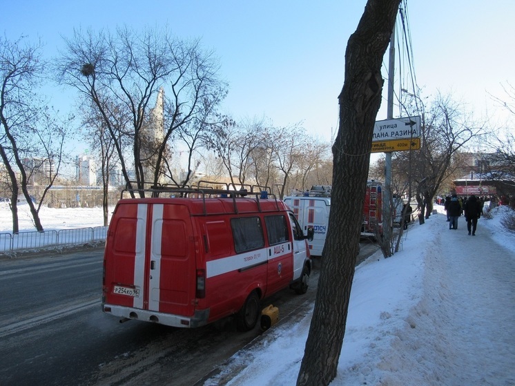 В Екатеринбурге горели частные постройки на улице Дальней