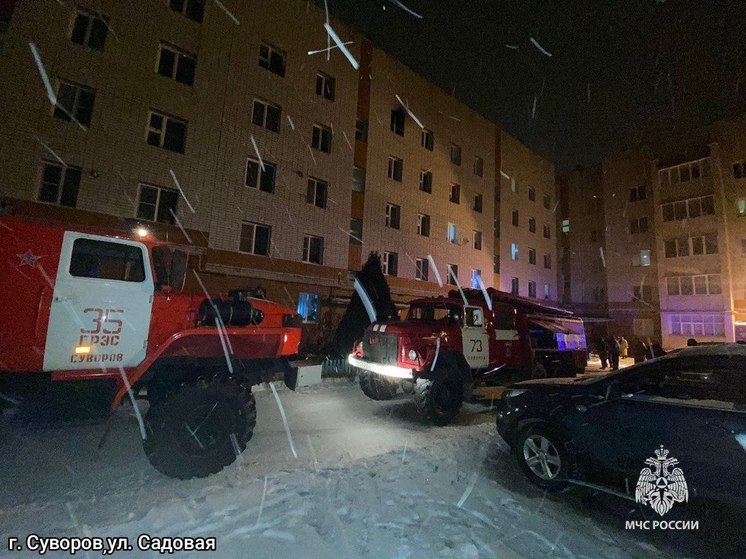 40 взрослых и 5 детей пришлось эвакуировать из-за пожара в многоэтажке в Суворове