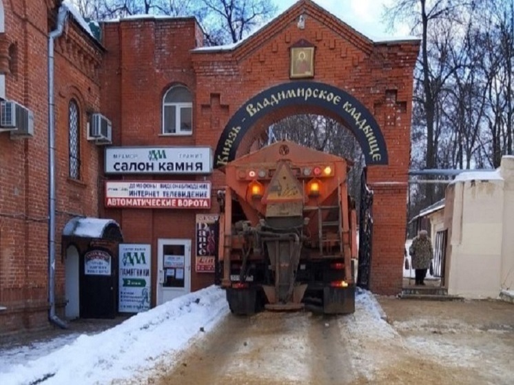 Коммунальщики во Владимире к Рождеству подготовили подходы к церковным храмам