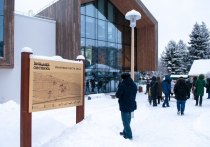 Национальный центр имени Виктора Астафьева, открытый в мае 2024 года в деревне Овсянка под Красноярском, за первые восемь месяцев работы принял более 176 тысяч гостей
